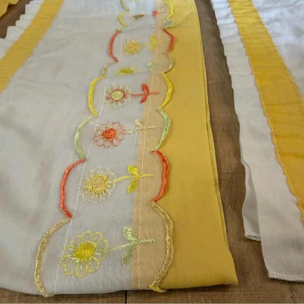 VTG set Of 4 White yellow Floral Embroidered Window 3 Valences 1 Curtain Panel
